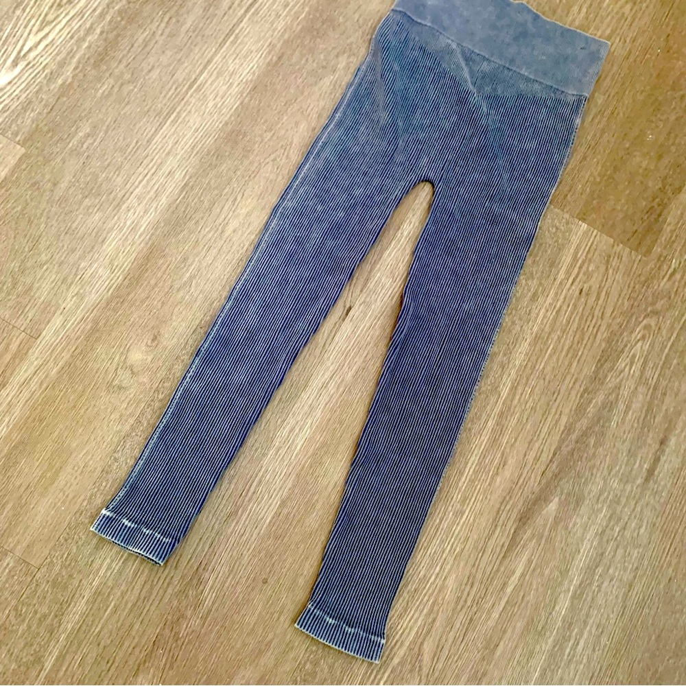NWOT Aura Gray Washed V Neck Ribbed Stretch Leggjngs